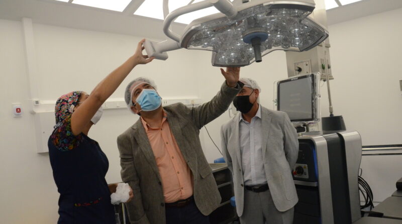 Gobernador de Atacama Miguel Vargas con equipamiento médico del Hospital Regional de Copiapó