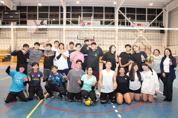 El vóleibol se vive en el Polideportivo Karen Gallardo Pinto