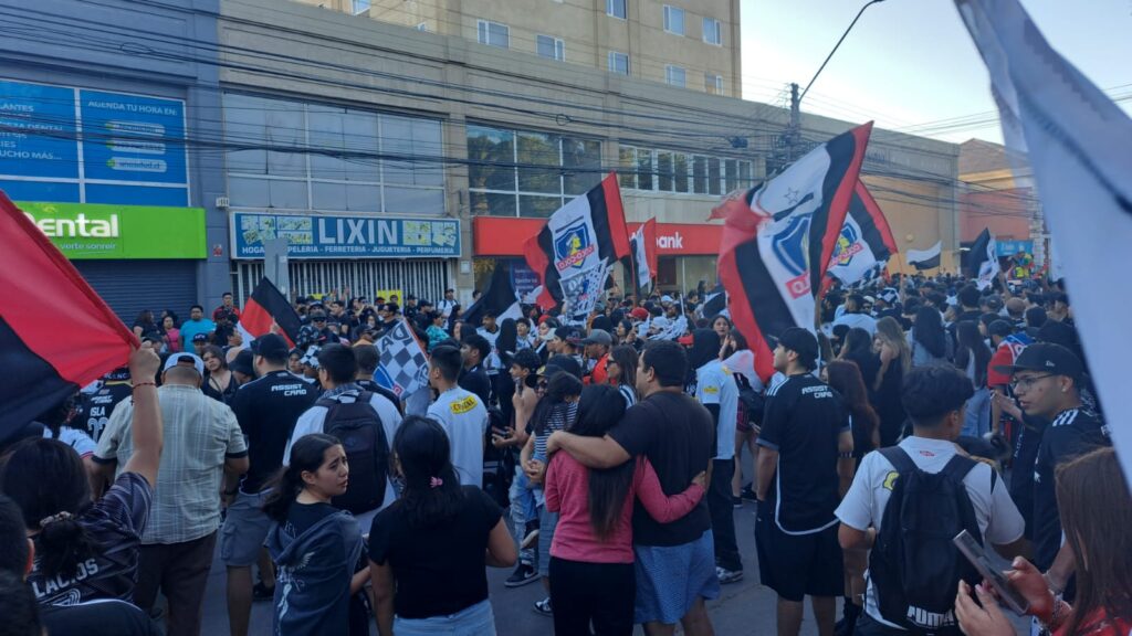 Hinchas de Colo Colo celebrando el título en la Plaza de Armas