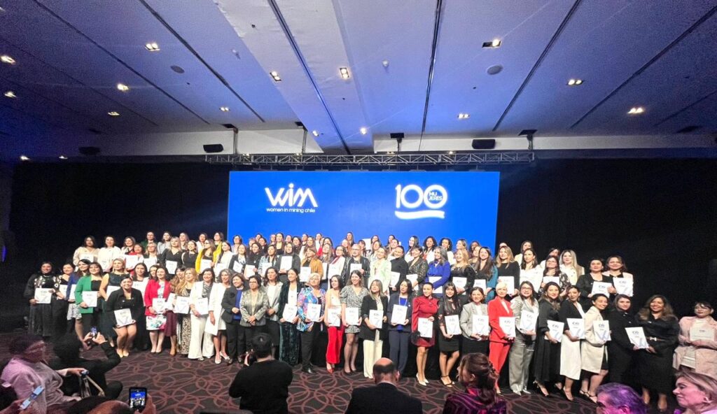 un reconocimiento a 100 Mujeres Inspiradoras de la Minería Chilena