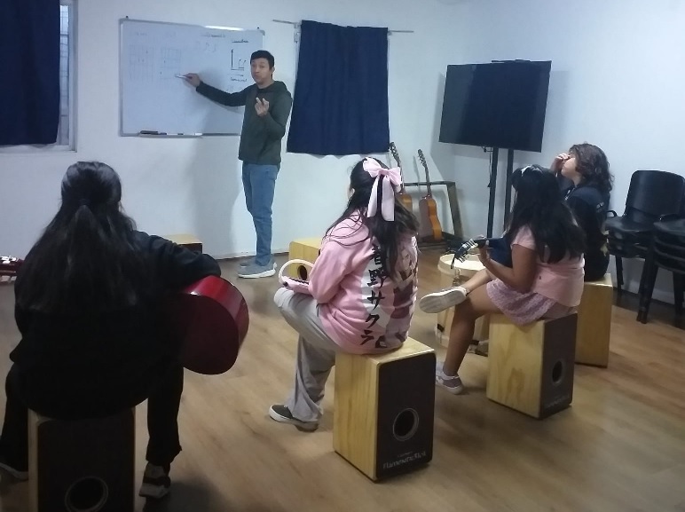 Niños disfrutan de actividades artísticas en Centro Cultural Ser Humano