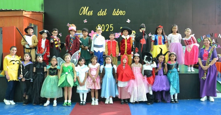 Estudiantes del Colegio Estación deslumbran en pasarela literaria