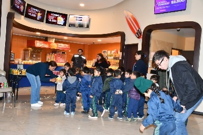 Empresa Global Pro Group lleva a alumnos de San Pedro al cine