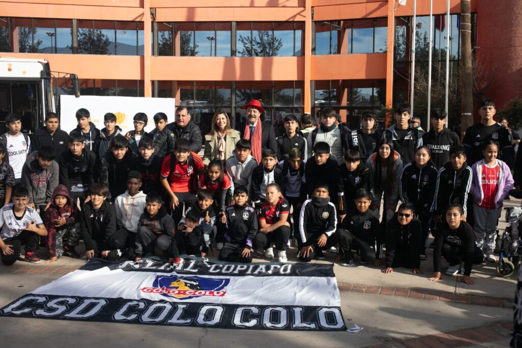 Gran convocatoria en inauguración del Bus Museo de Colo-Colo Centenario en Copiapó
