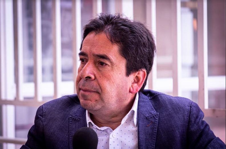 Gobernador niega acusaciones de abuso en comunicado