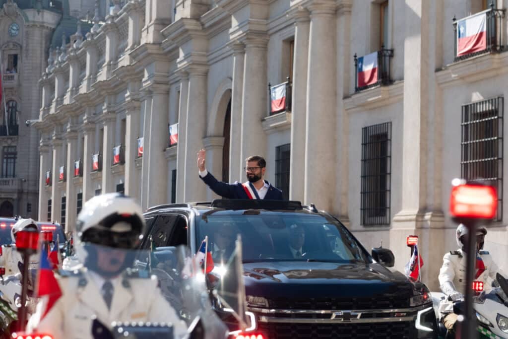 Entre aplausos y emoción expresidente Boric abandonó el Palacio de La Moneda