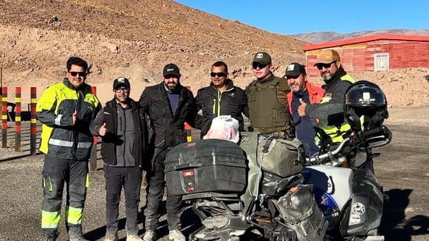 Rescatan a motociclista en la cordillera