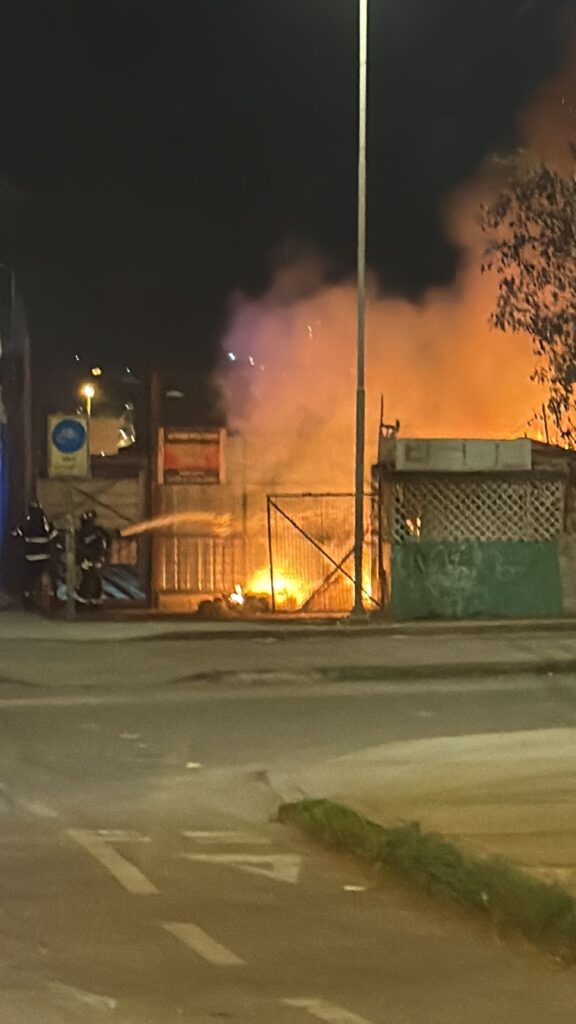 Bomberos controló incendio en la salida sur de Copiapó