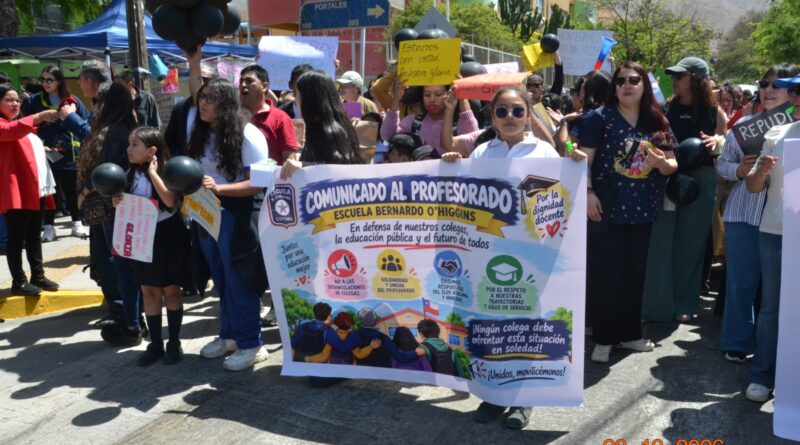 Profesores realizan “paro de advertencia” en oposición a desvinculaciones por evaluación docente